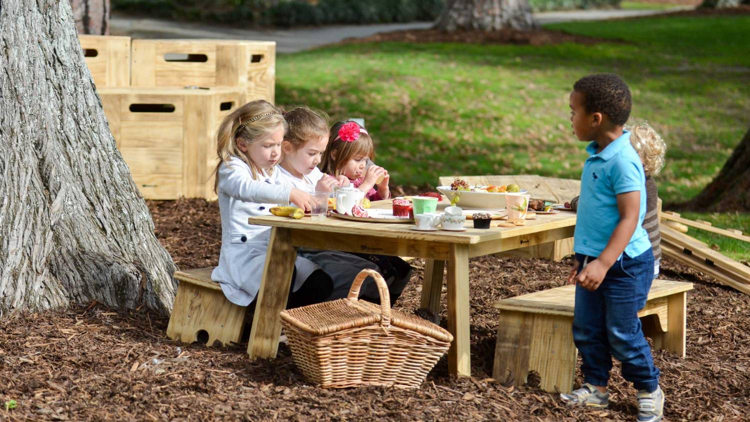 Outdoor table for schools